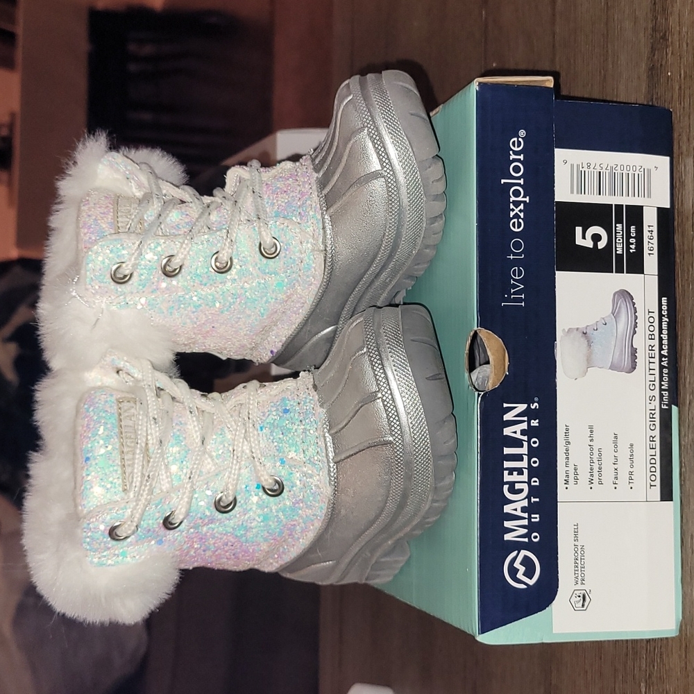 Magellan snow boots size 5 toddler